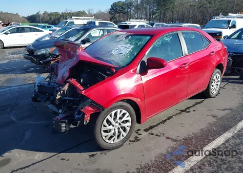 2018 Toyota Corolla Le z USA, uszkodzony, nr VIN 5YFBURHE7JP820620